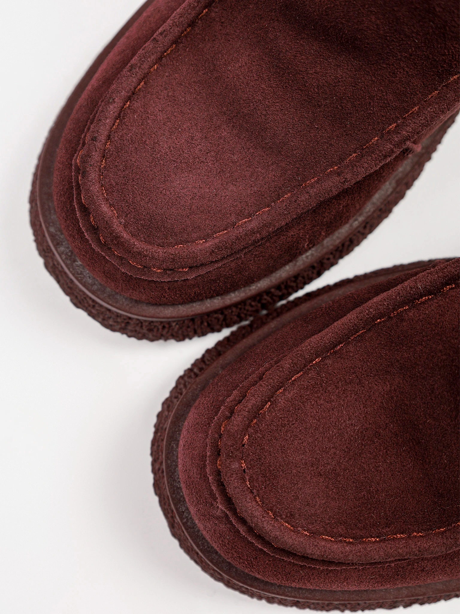 Ботинки бордового цвета из натуральной замшы на средней платформе